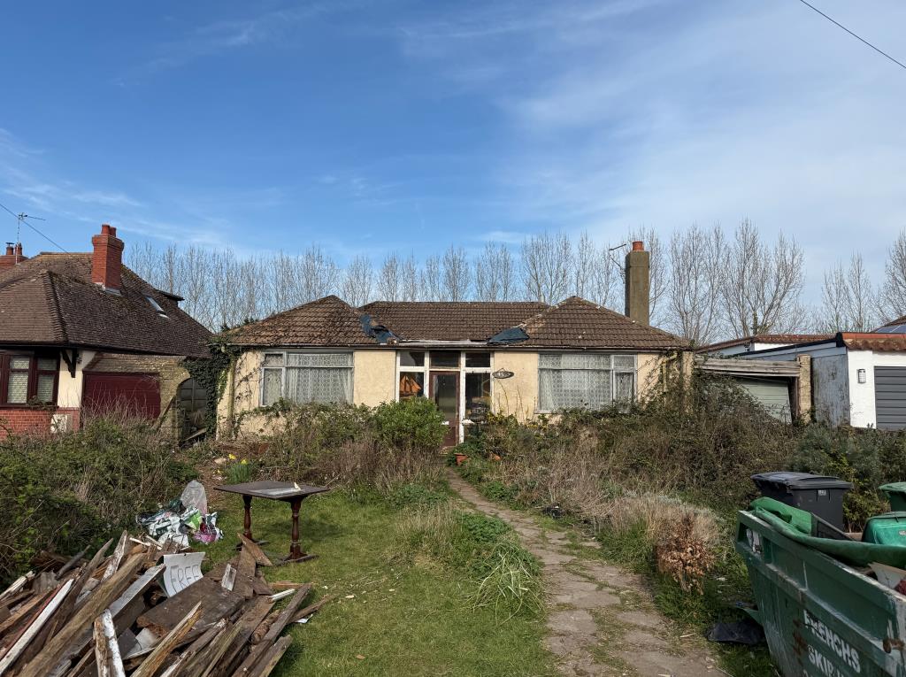 Lot: 110 - DETACHED BUNGALOW FOR IMPROVEMENT - Detached bungalow
